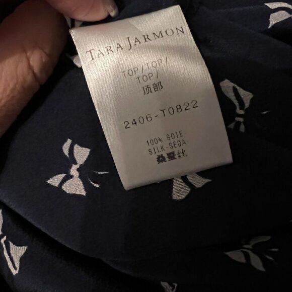 NWOT Tara Jarmon, Size 40, Sleeveless Top with bow design with front bow - Picture 6 of 6